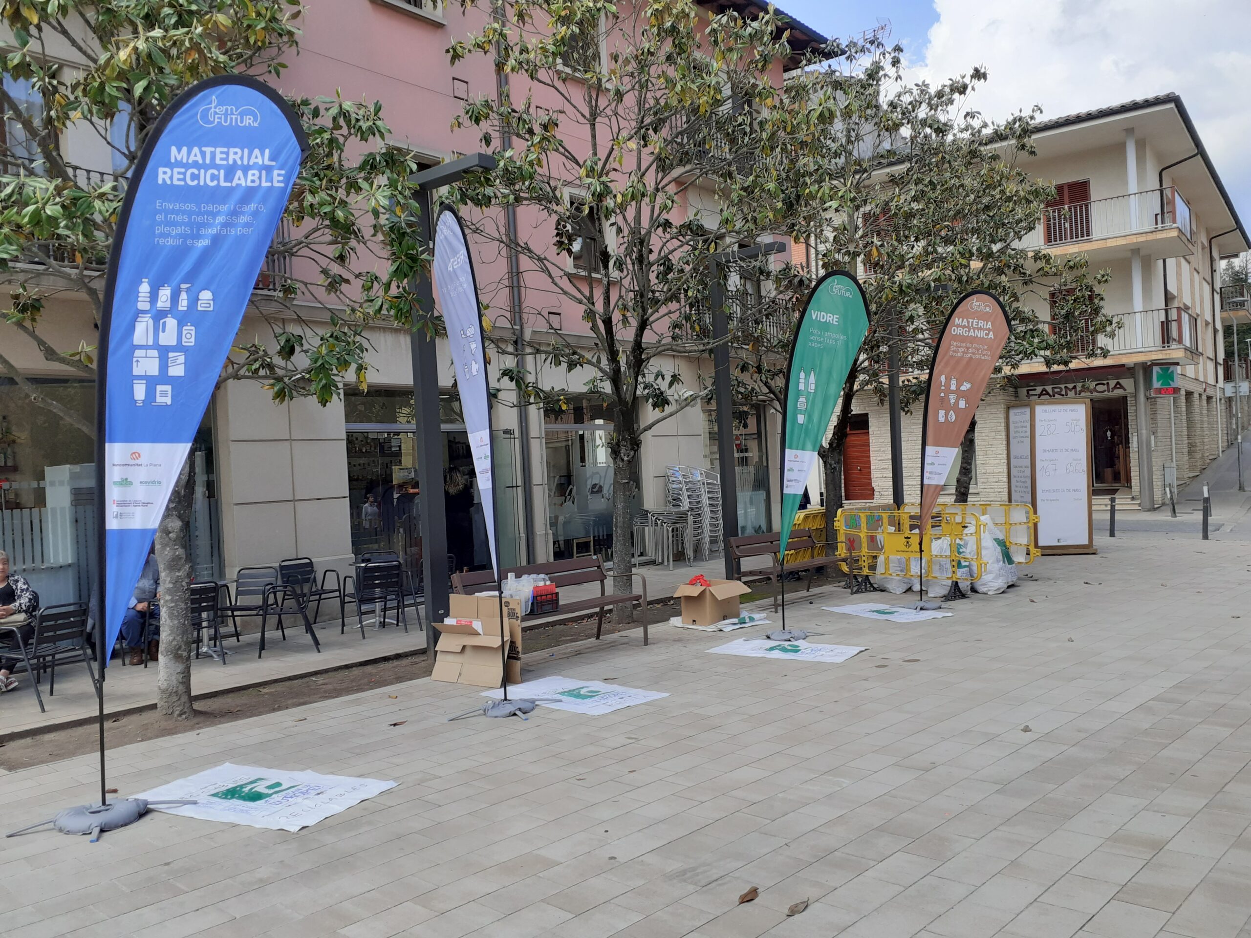 Participants a la jornada Let's Clean Up de Tona recollint residus