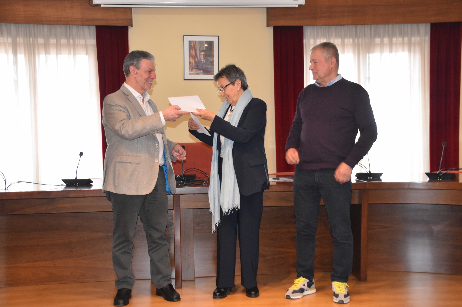 Lliurament del xec de la donació de la Cooperativa El Fènix Tonenc a la sala de plens de l'Ajuntament