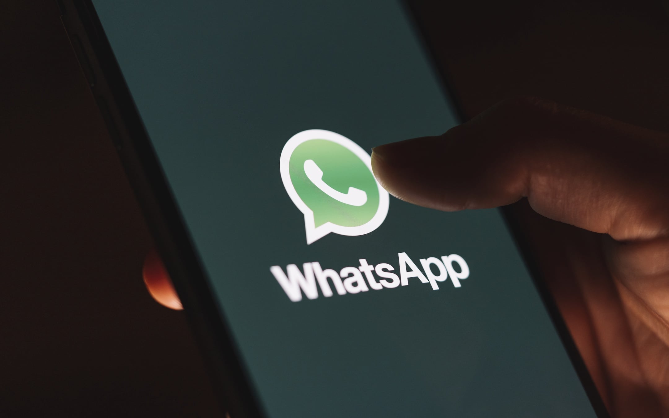 Dit tocant la icona de WhatsApp a la pantalla d'un mòbil